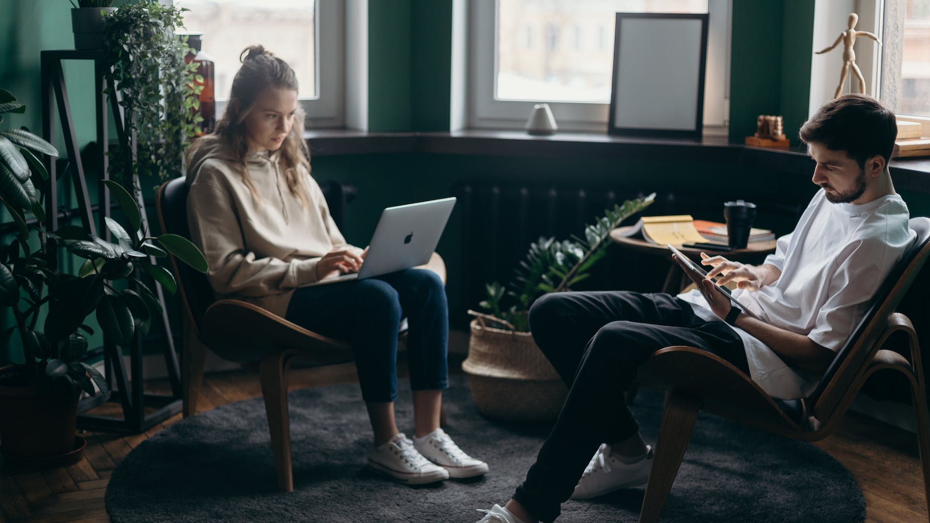 <strong>How To Get Your Startup Noticed Online </strong> - PS Tutorials Lorelei Web Design photo of two people using their gadgets